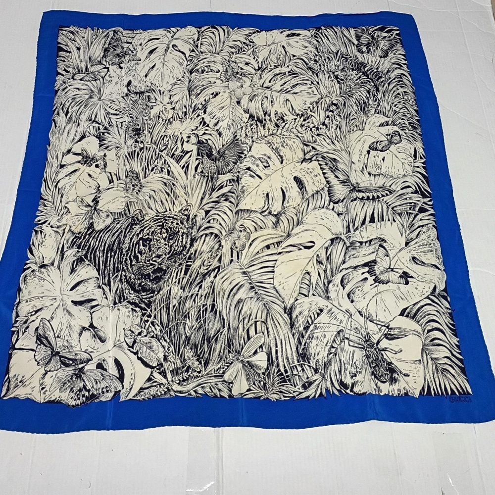 ❤️Rare VINTAGE GUCCI Butterfly Bugs Tiger and Floral Theme Silk Scarf